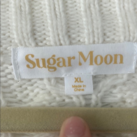 Cozy White Cropped Cable Knit Sweater - Picture 2 of 3